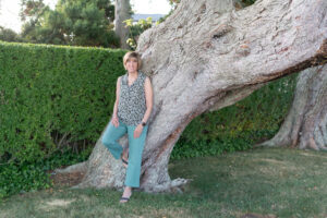 Photo of historical fiction author Kelly Scarborough leaning against an ancient tree